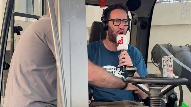 Manu conduit une pelleteuse !