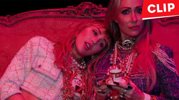 Miley Cyrus invite sa mère dans le clip percutant de «Mother’s Daughter»