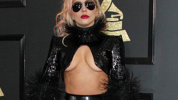 Lady Gaga poursuit son action contre les violences faites aux femmes