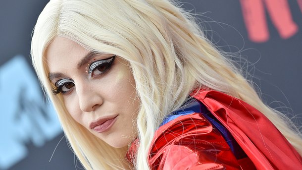 Ava Max annonce une bonne nouvelle à ses fans