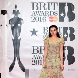 Charli XCX arrive aux Brit Awards 2016