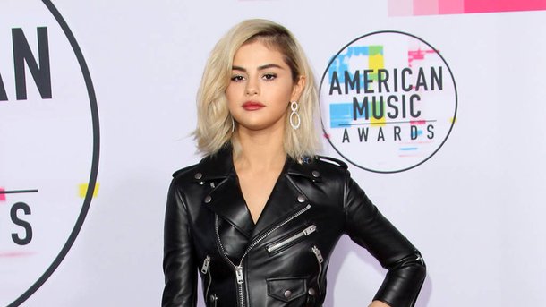 Selena Gomez passe au blond!