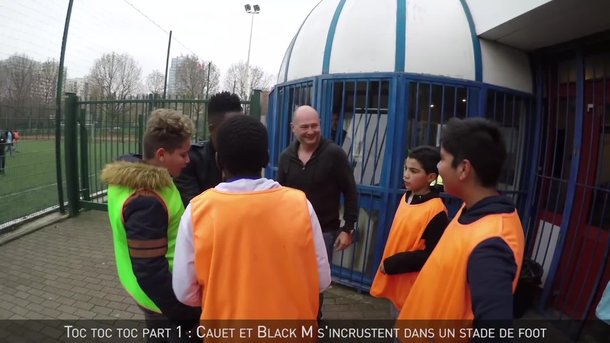 Toc Toc Toc Part 1: Cauet et Black M s'incrustent dans un stade de foot