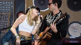 Miley Cyrus reprend "Back to Black" et enflamme la foule de Glastonbury
