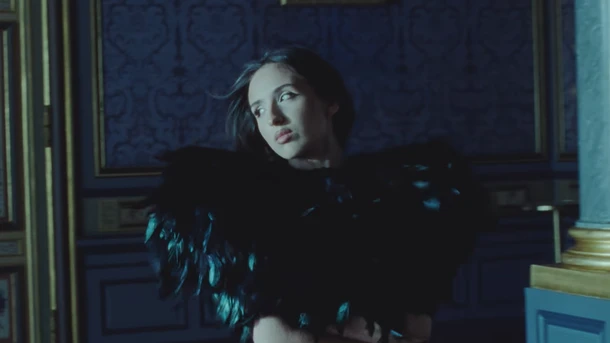 Ambre annonce son premier album "Victoria" et dévoile le clip de "J'laisse parler"