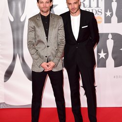 Louis Tomlinson et Liam Payne des One Direction arrivent aux Brit Awards 2016