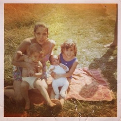 Jennifer Lopez: Je suis celle qu’elle ne peut pas faire tenir en place… lol. Joyeuse fête des mères Maman ! Tu es la lumière qui brille en moi. Je t’adore !