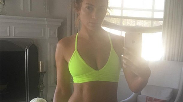 Jennifer Lopez dévoile ses abdos sur Instagram!