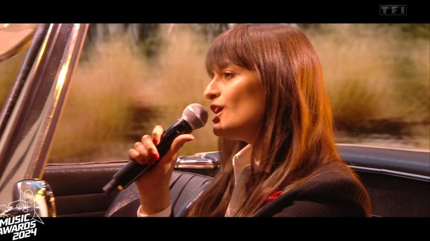 Clara Luciani présente sur scène son nouveau hit "Tout pour moi"
