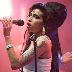 Coldplay et Glee rendent hommage à Amy Winehouse