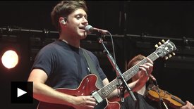 Niall Horan rencontre ses fans avant son concert au Zénith