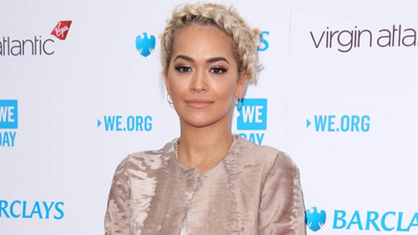 Rita Ora... topless pour aller se coucher!