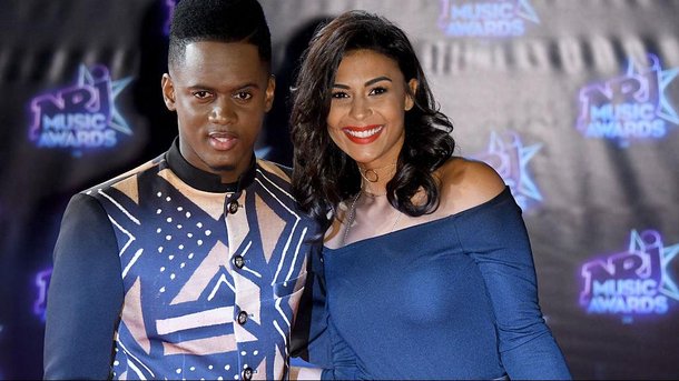 Black M se repose au soleil avec sa femme avant le début de sa tournée