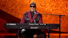 Stevie Wonder est de retour avec deux titres inédits “Where Is Our Love Song” et “Can’t Put It in the Hands of Fate”