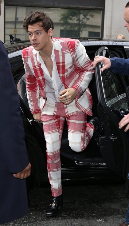 Harry Styles vêtu d’un costume rouge imprimé tartan