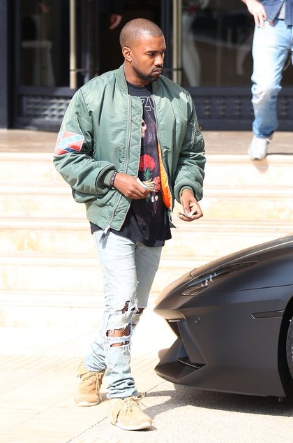 Kanye West se baladait avec un blouson, à Los Angeles en 2013