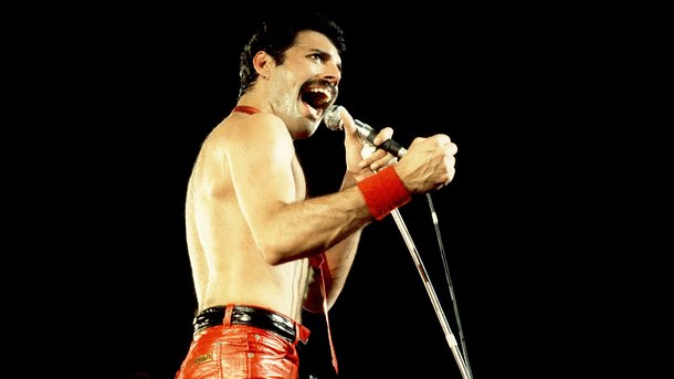 Queen : des affiches avec Freddie Mercury fleurissent à travers le globe