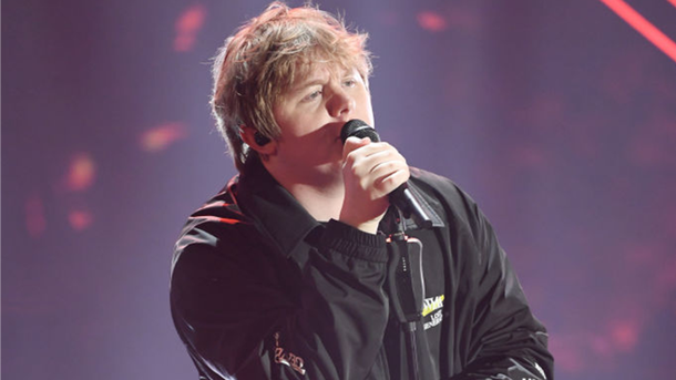 Les infos du Réveil Chérie : Lewis Capaldi a donné un concert sur le toit d’un supermarché