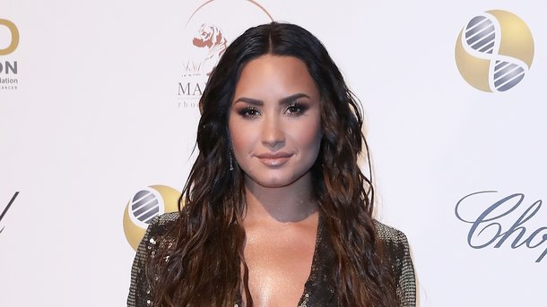 Demi Lovato étincelante lors d’un gala de charité