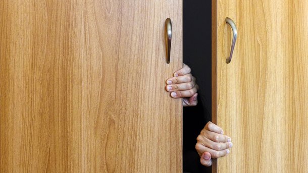 Les infos du Réveil Chérie : Une étudiante fait une découverte inattendue dans son placard...