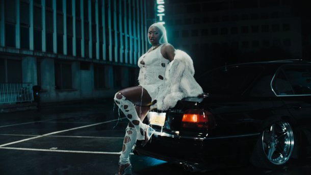 Aya Nakamura invite un célèbre acteur dans le clip de son nouveau titre "No Stress"
