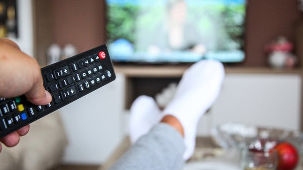 Les infos du Réveil Chérie : 26% des français sont prêts à rester chez eux tout le week-end pour regarder une série !