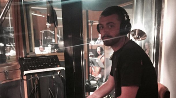 Sam Smith : en studio, bientôt prêt pour les Oscars!