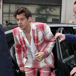 Harry Styles vêtu d’un costume rouge imprimé tartan