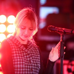 Angèle en showcase dans le hall d'NRJ