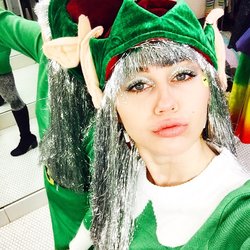 Miley Cyrus: turnt up elfie