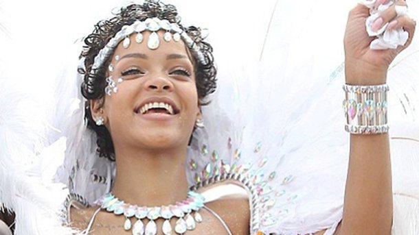 Rihanna fait la fête au carnaval de la Barbade !