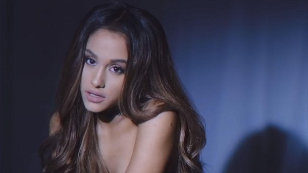 Ariana Grande: elle reprend contact avec son père pour Noël!