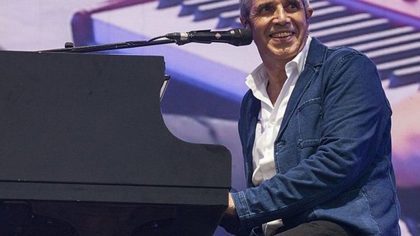Julien Clerc : un artiste toujours dans l'air du temps même après 50 ans de carrière !