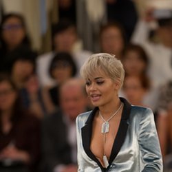 Rita Ora et son décolleté vertigineux lors du défilé Chanel au Grand Palais 