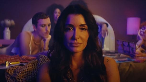 Jenifer nous invite à danser avec le clip de «Et si on sortait ce soir»