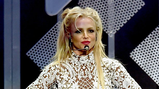 Quand Britney Spears défile sur une chanson de Billie Eilish!