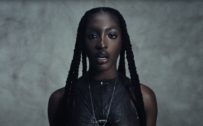 Ebony dans le clip de "RAGE"