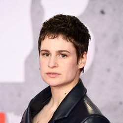 Christine and The Queens, sublime sur le red carpet des BRIT Awards 2019.