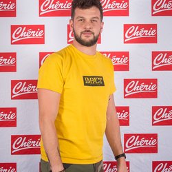 Claudio Capéo prend la pause pour Chérie.