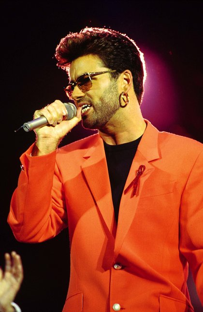 Quelque soit l'époque, George Michael utilise aussi son look pour faire passer des messages forts. Couleurs vives, t-shirts à message... L'artiste se sert de son style pour faire entendre sa voix.
