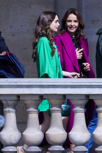 Lily Collins à Paris pendant le tournage d'"Emily In Paris"