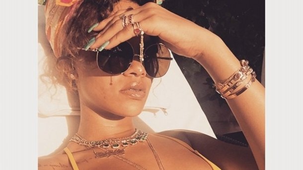 Rihanna : trop sexy en bikini jaune