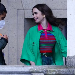 Lily Collins à Paris pendant le tournage d'"Emily In Paris"