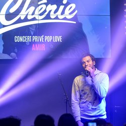 Amir sur la scène du Concert privé Pop Love