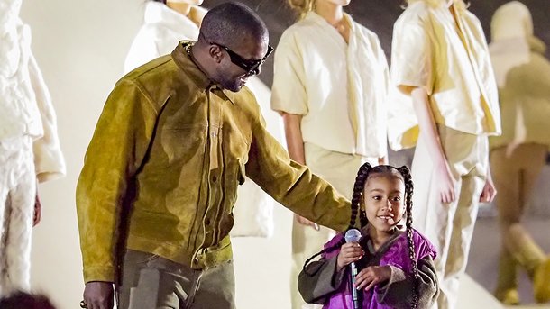 Kanye West: sa fille North West chante pendant son défilé Yeezy, à Paris!