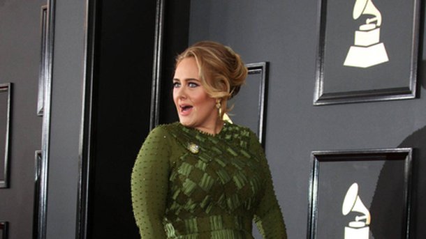 Adele s’engage pour les démunis