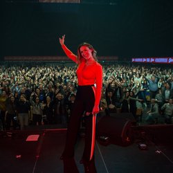 Vitaa et son public sur la scène du Concert privé Pop Love de Trélazé