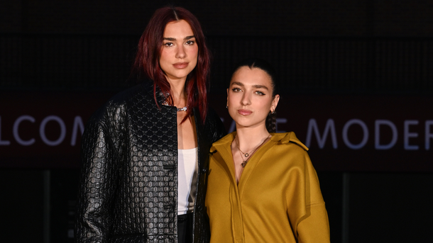 Après Dua Lipa, sa petite sœur Rina fait parler d’elle