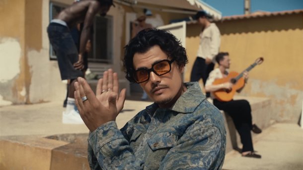 Carbonne dévoile le clip estival de son hit "Imagine"