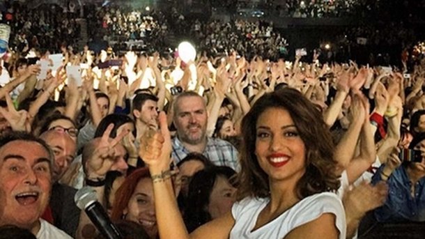 Tal aux Enfoirés : pause selfie avec le public !